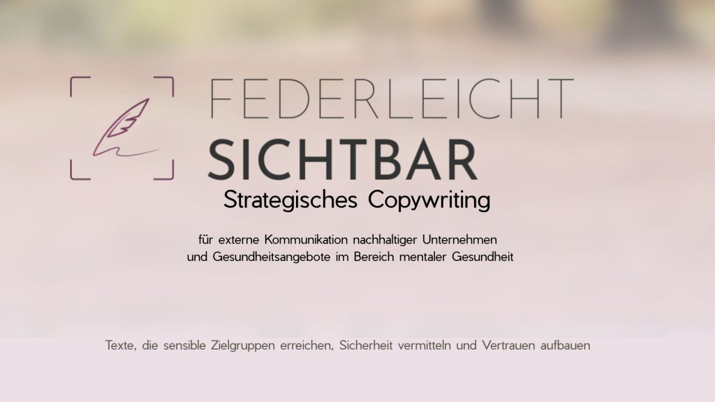 Banner mit dem Schriftzug ‚Federleicht sichtbar‘ und dem Text: Strategisches Copywriting für externe Kommunikation nachhaltiger Unternehmen und Gesundheitsangebote im Bereich mentaler Gesundheit
