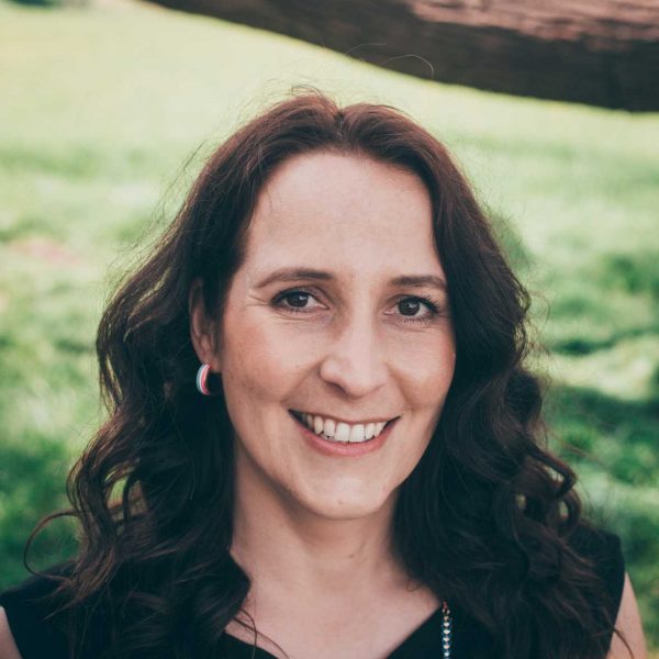 Anne Hofmann ist frontal im Bild zu sehen – mit klarem Blick, natürlichem Ausdruck und ganzem Oberkörper.